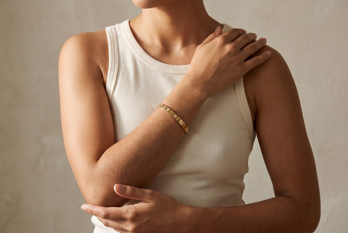 Brazalete rígido dorado con zirconias