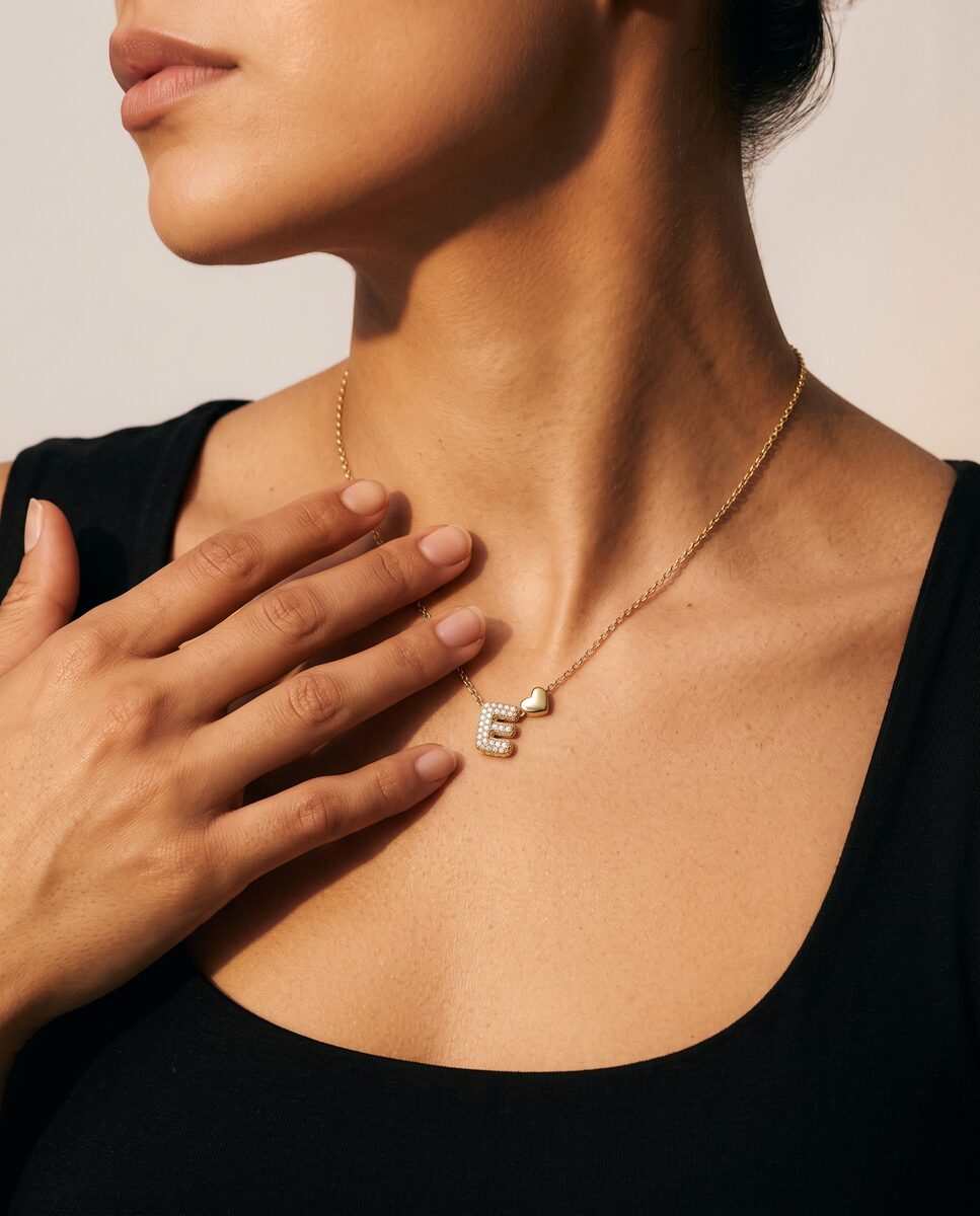 Collar de inicial con corazón en cadena dorada