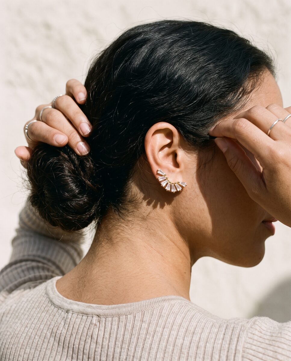Arete trepador de cristales sobre la oreja